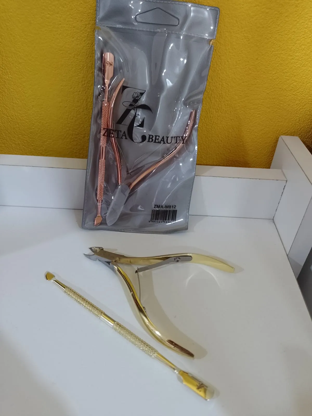 corta cutículas zeta beauty dorado con repujador