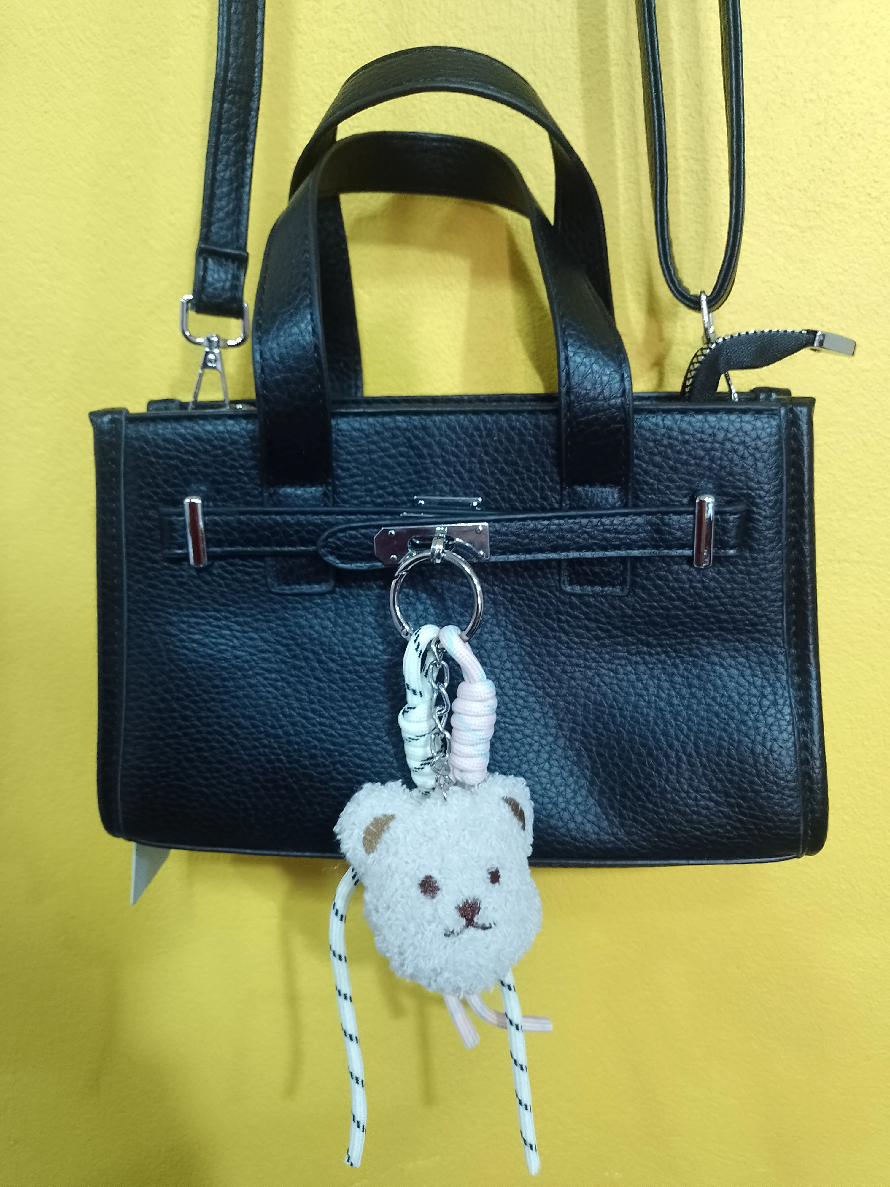 cartera  negra con accesorio