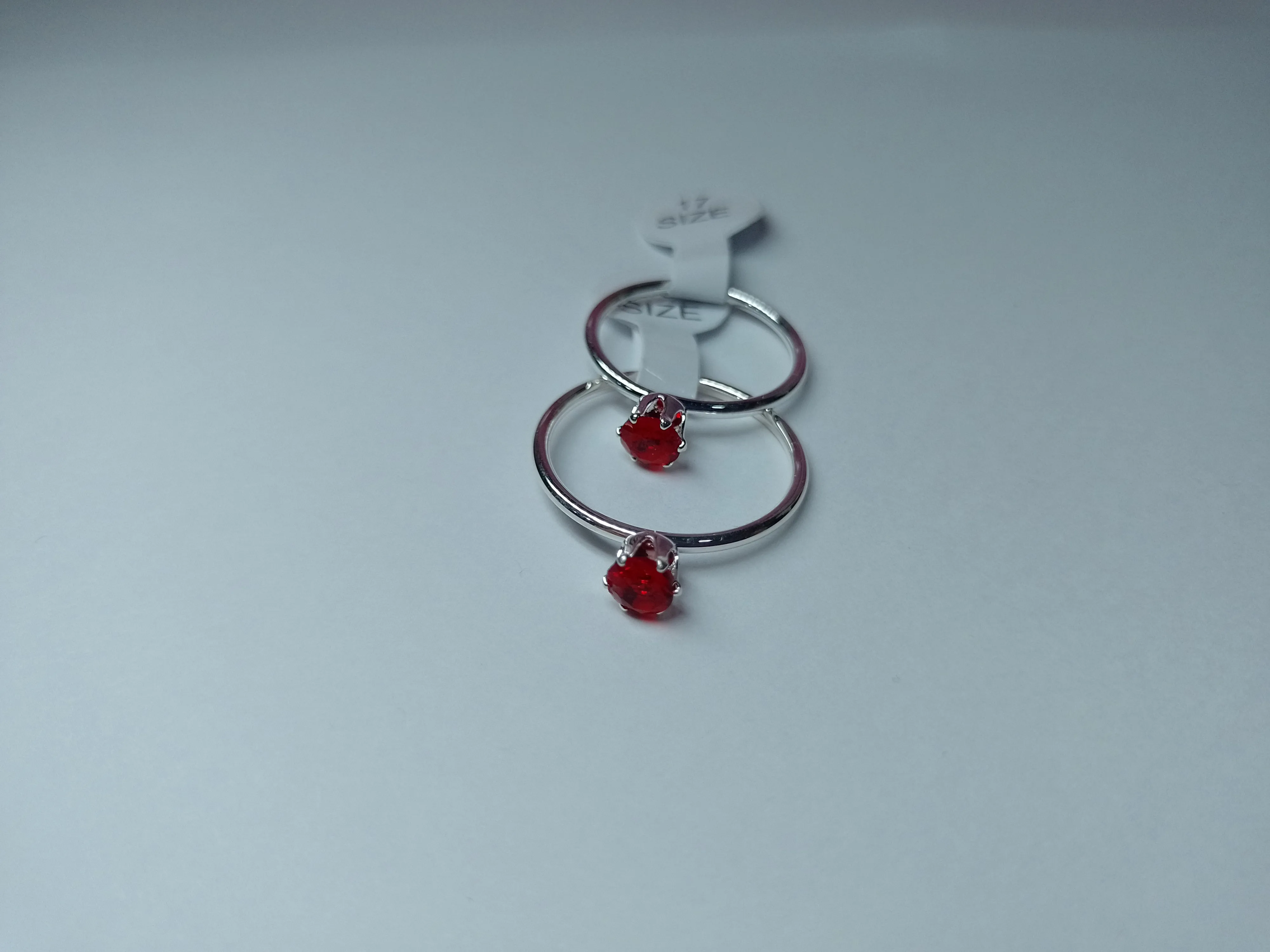 anillo acero blanco piedra color rosa y rojo