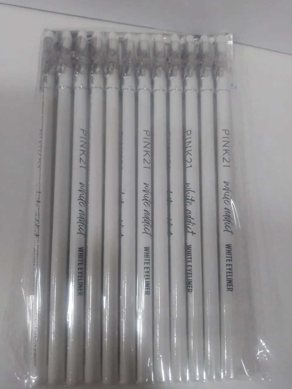 delineador blanco con sacapuntas pink 21