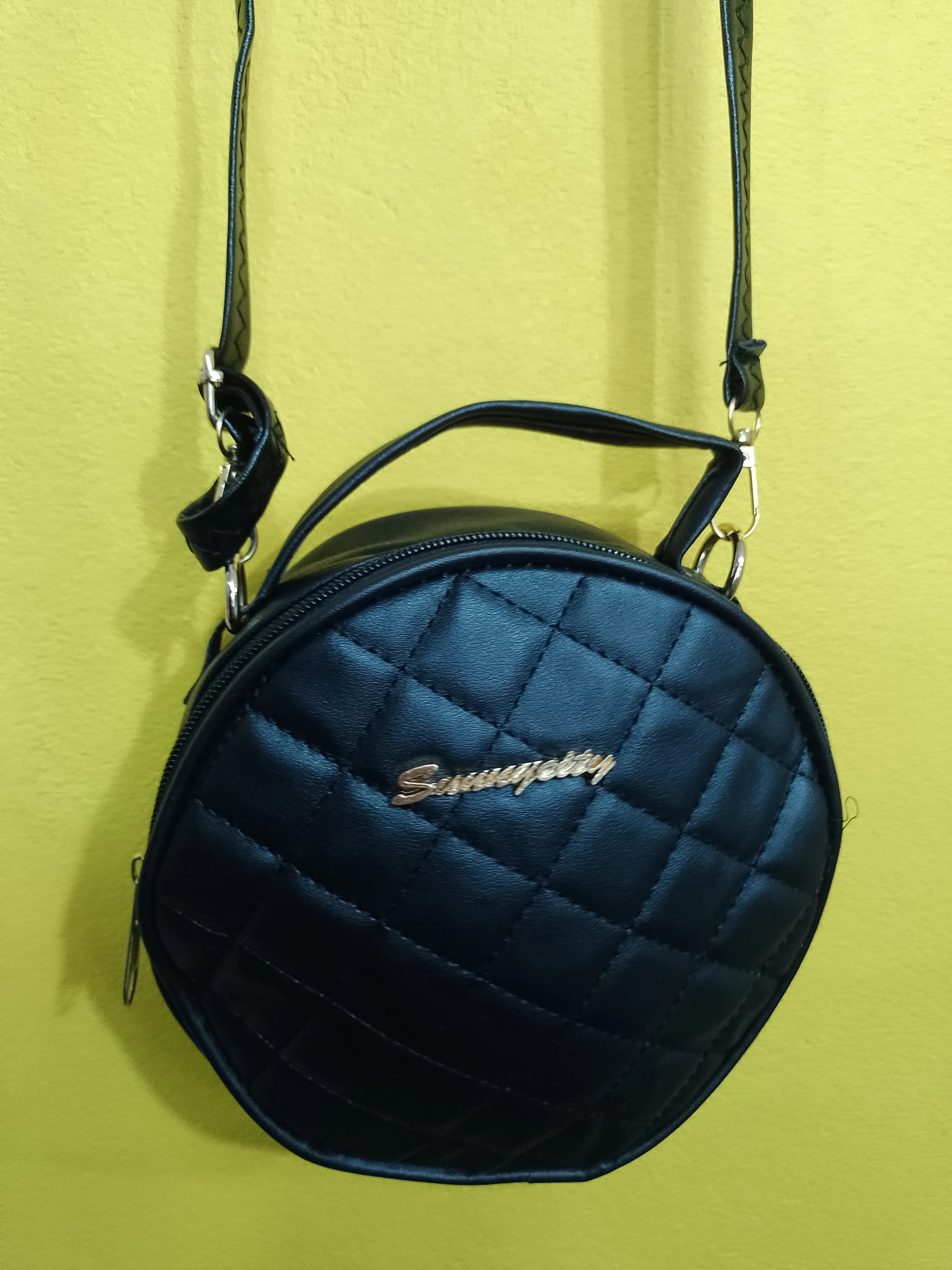 cartera redonda negra