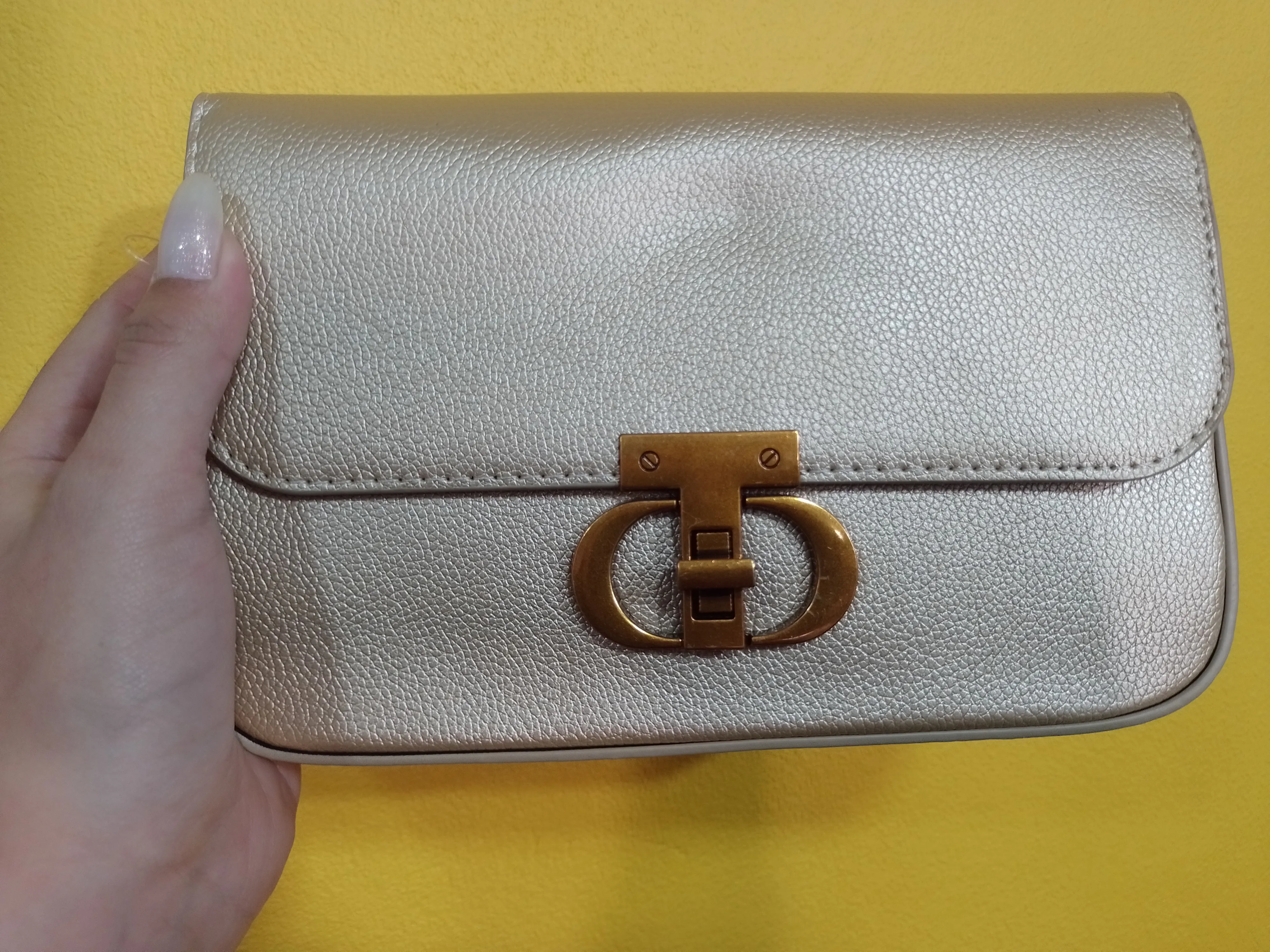 cartera dorada